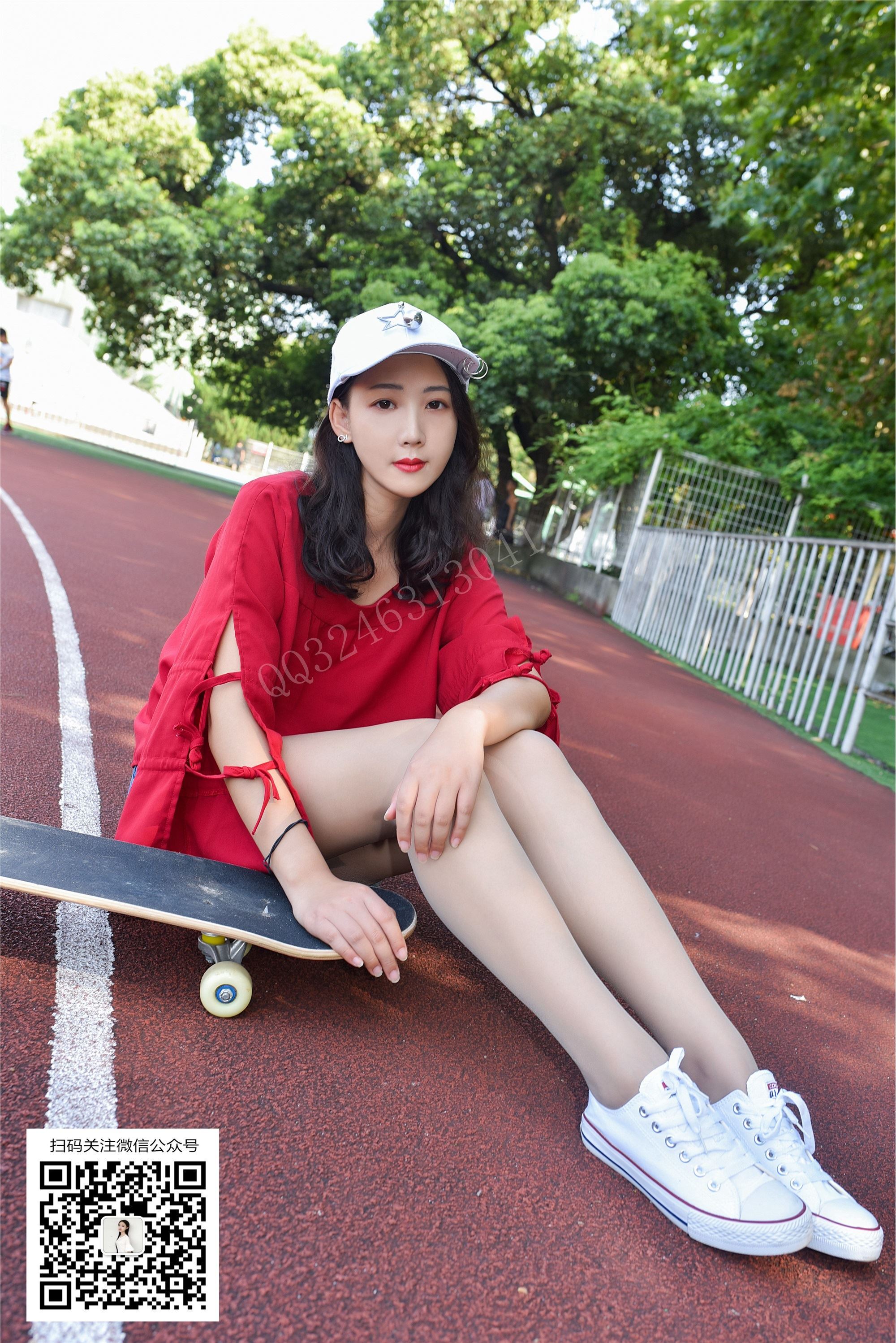 No.078 Yueyue - Skateboarding in silk stockings